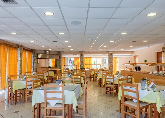 Village Inn Studios & Family Apartments