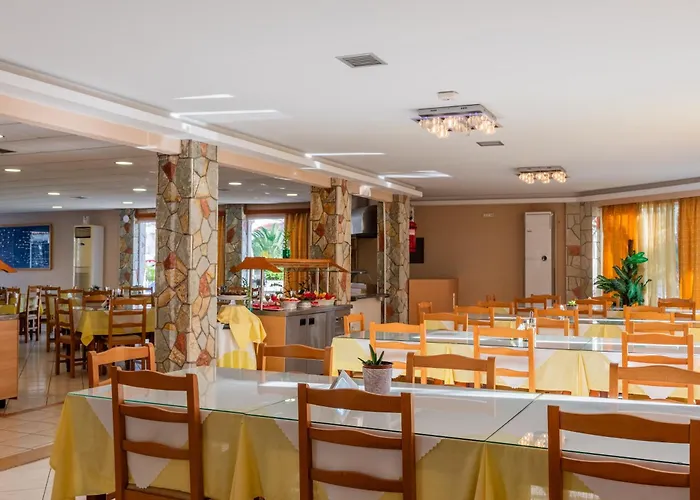 Village Inn Studios & Family Apartments